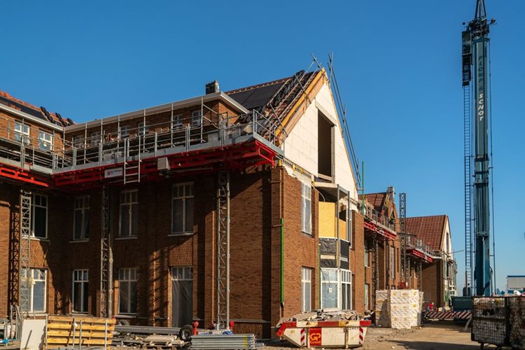 Fraaie prefab dakkapellen op het unieke prefab dak van de Brede School