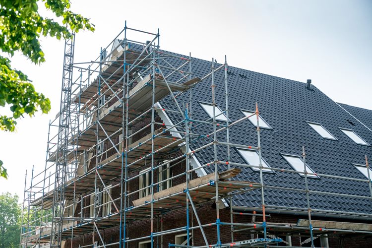 Prefab dak in Leusden met veel dakramen en prefab schoorsteen