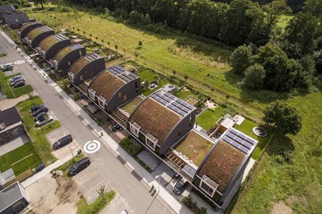 Moderne woningen in Driebergen met prefab componenten van Emergo