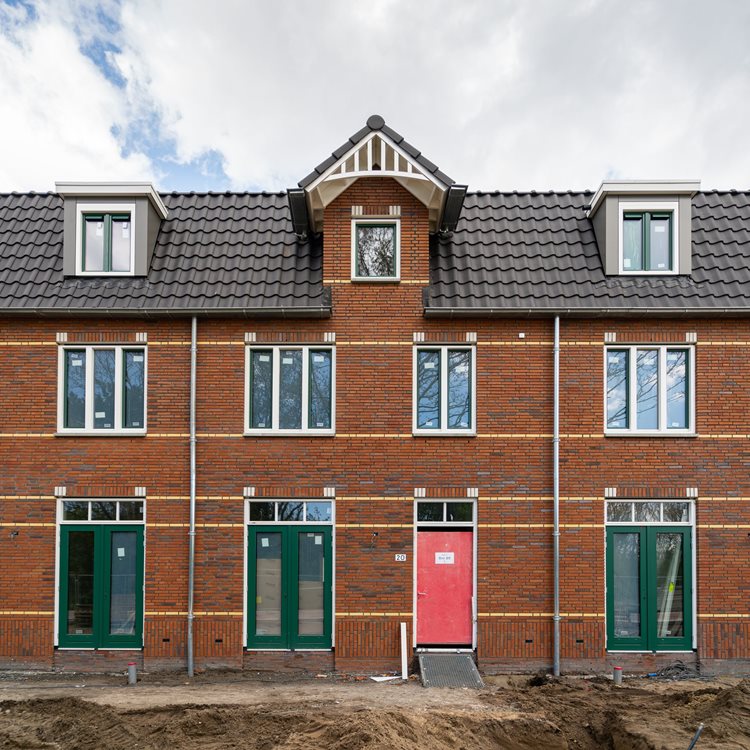 vooraanzicht van rijtjeswoning met fraai prefab dak en prefab dakkapellen geproduceerd door Emergo Prefab