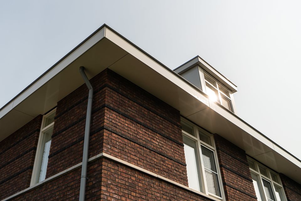 Prefab daken voor beneden- bovenwoningen in Cothen