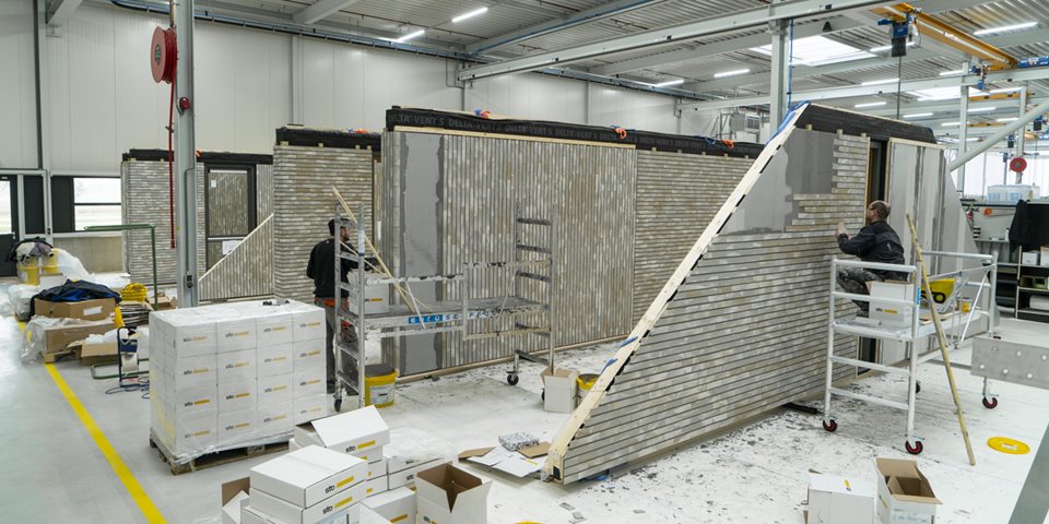 Prefab wanden in de productiehal in Almelo