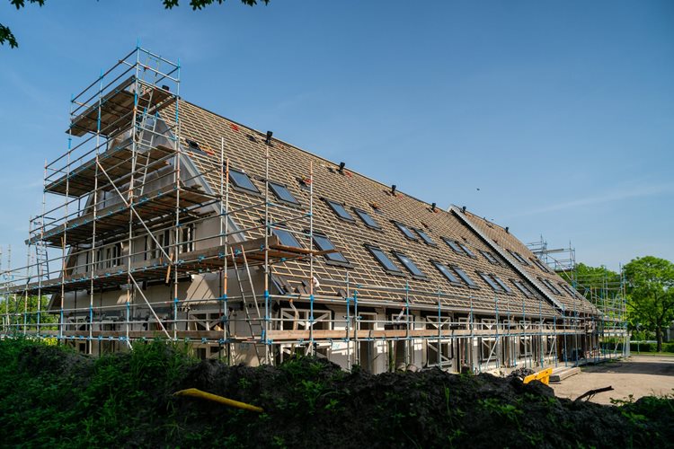 Rijtjeswoningen in Leusden met prefab dak element van Emergo Prefab.