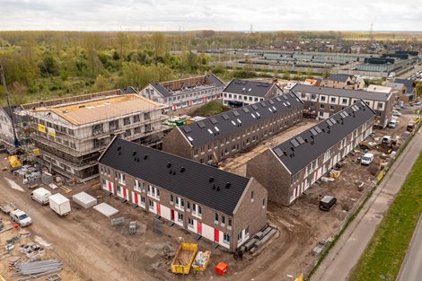 De prefab elementen inclusief prefab schoorsteen zijn geplaatst in Almere De Stripmaker