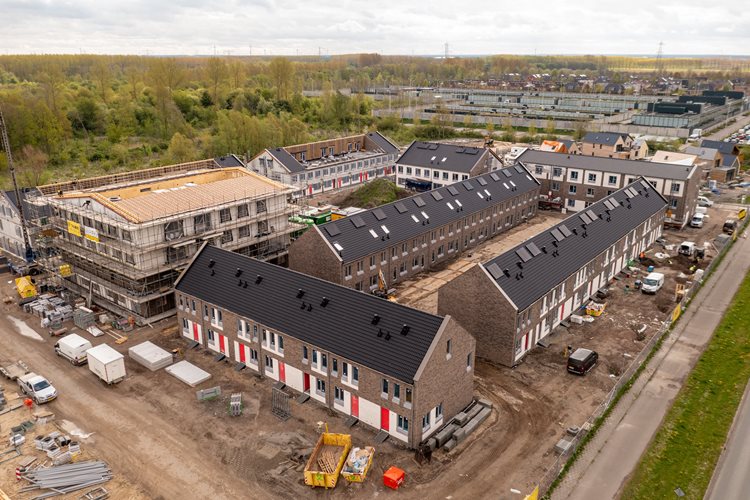 De prefab elementen inclusief prefab schoorsteen zijn geplaatst in Almere De Stripmaker