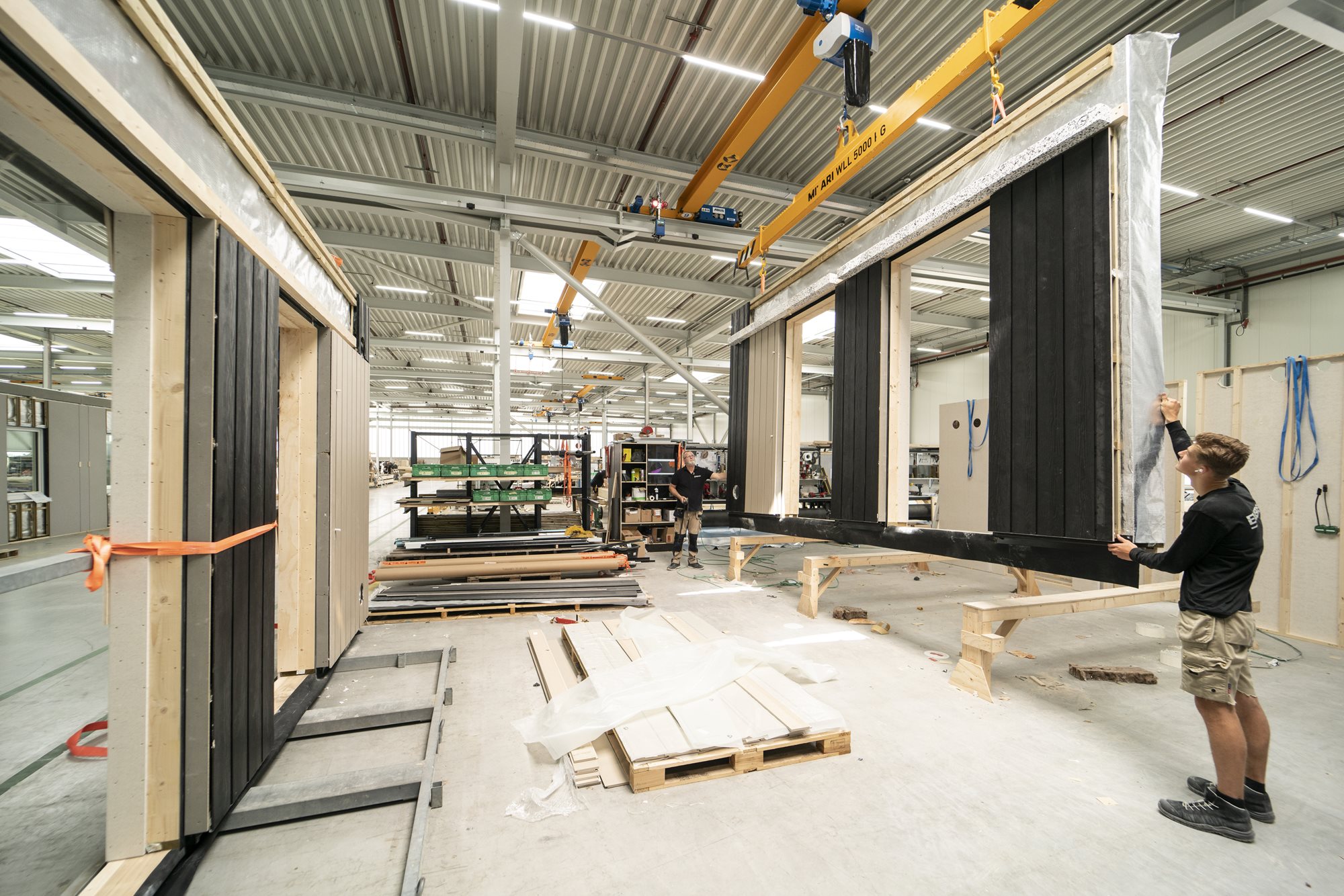 De prefab wanden voor de Premodu in Overasselt worden in de fabriek in Almelo geproduceerd