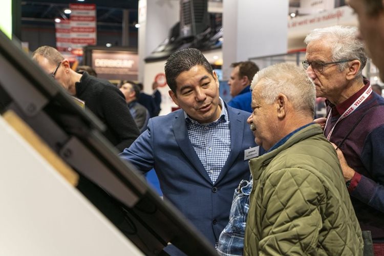 Marco Malaihollo in gesprek tijdens de bouwbeurs van 2019