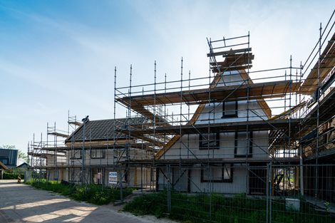 Nieuwbouwwoningen-in-aanbouw-met-prefab-daken-van-Emergo