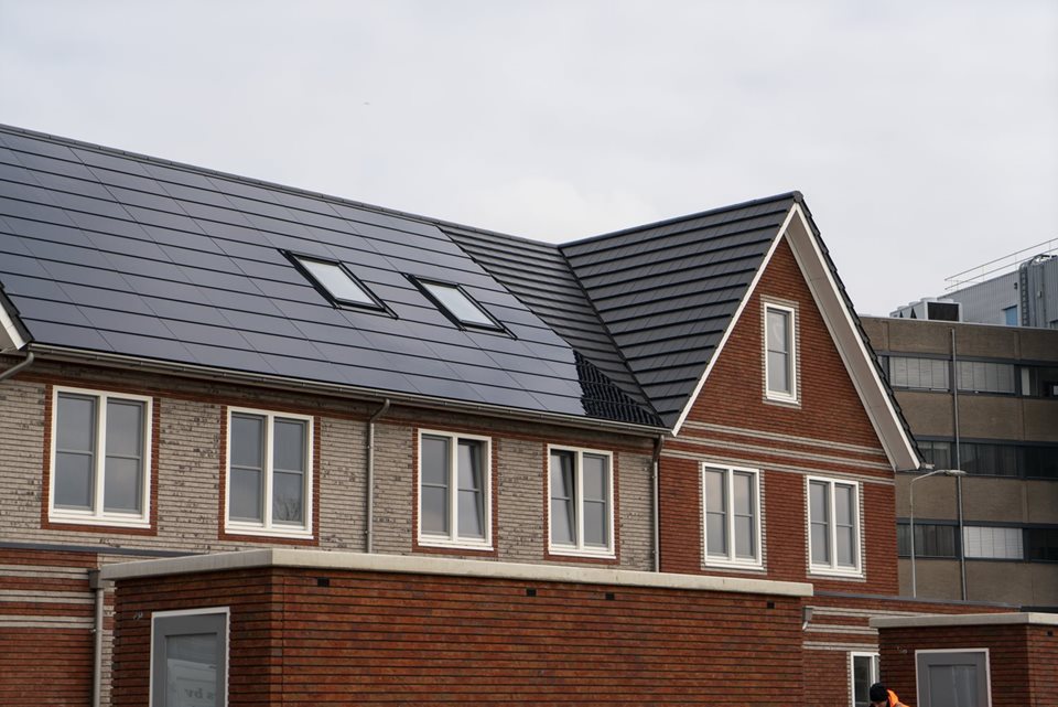 Naadloos aansluitende energiedak zonnepanelen