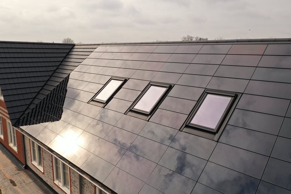 Navitect is een functioneel en zeer fraai in-daksysteem waarbij  frameloze PV-panelen de dakbedekking vormen en waarin dakvensters  en dakdoorvoeren naadloos geïntegreerd kunnen worden.
