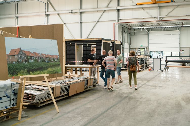 De groots bedrukte platen gaven een mooi beeld van de prefab eindproducten die Emergo oplevert.