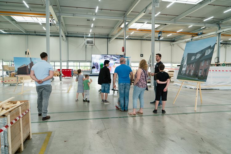 Onze collega uit de fabriek heet alle bezoekers welkom en vertelt ze graag over onze processen en werkwijze in de fabriek