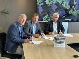 Samenwerkingsovereenkomst tussen VB Groep en Emergo wordt ondertekend door onder andere Wouter Bezemer en Koos Wessels
