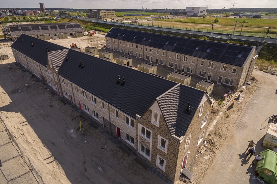 Woningen in Almere met prefab dak elementen van Emergo