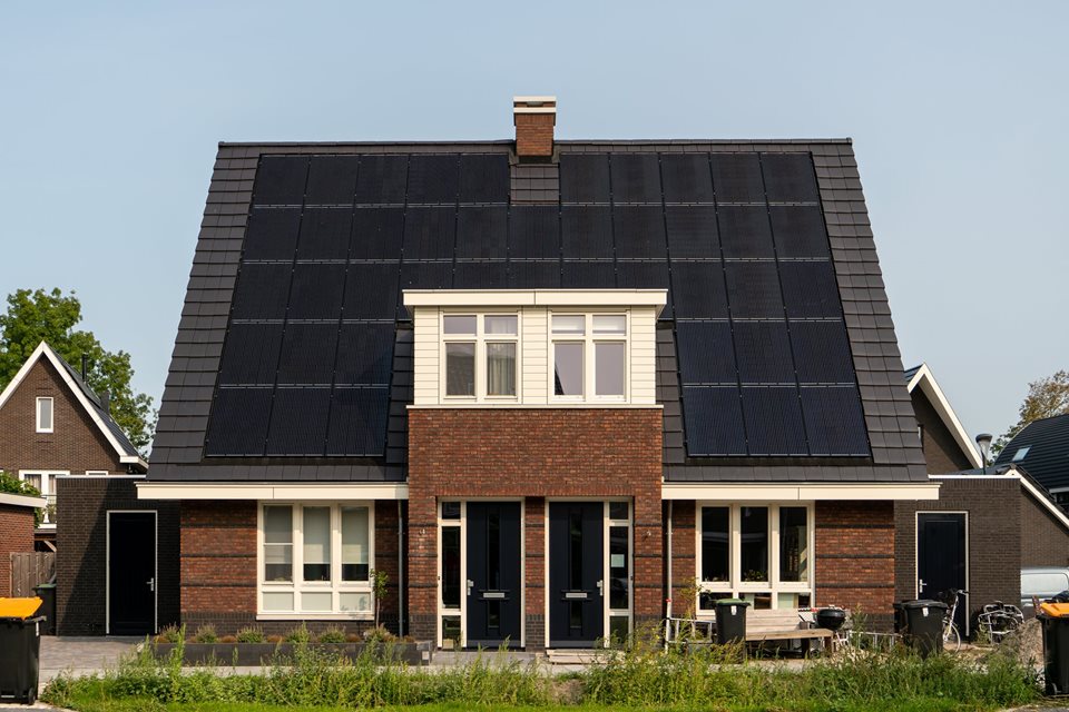 Twee-onder-een-kap woning in Cothen met dak en dakkapel van Emergo Prefab