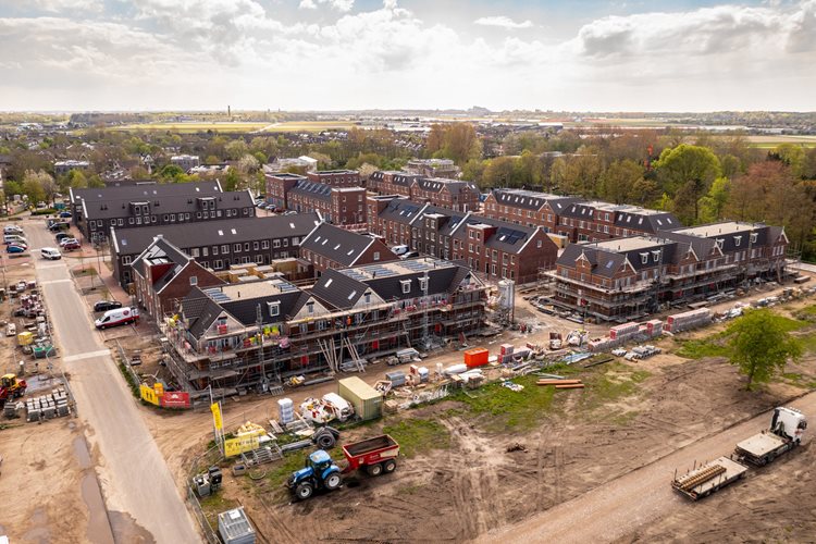 Foto van Noordijkerhout in den Houte van bovenaf met Prefab dak elementen van Emergo