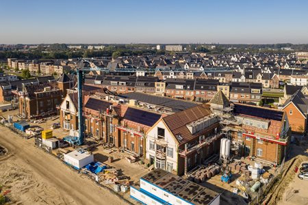 Foto van Brede School in Weespersluis vanaf de lucht met uniek prefab dakconstructie