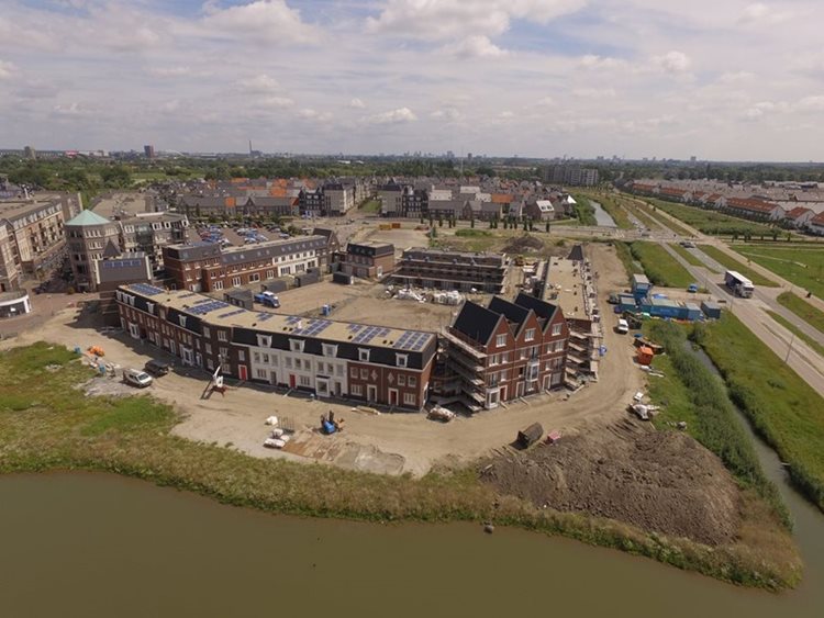 Hof van Vleuten uit de lucht met prefab componenten van Emergo