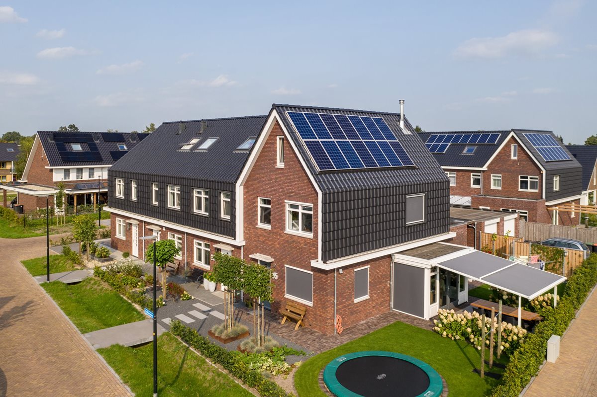 Prefab daken en dakkapellen voor 42 woningen in Loenen