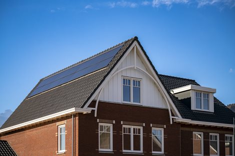 Prefab dak met het energiesysteem Navitect II en prefab dakkapel in het Wilgenrijk