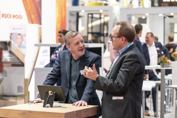 Hendrik-Jan Weggeman in gesprek tijdens de bouwbeurs van 2019