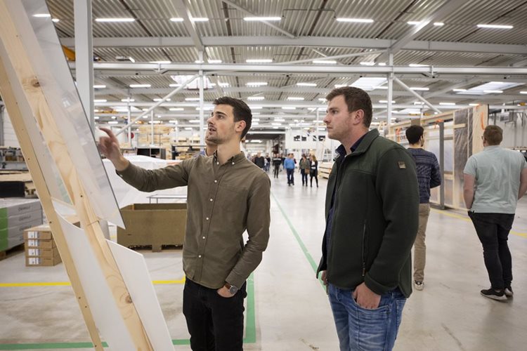 Tobias Borst legt uit in de Emergo Prefab fabriek in Almelo