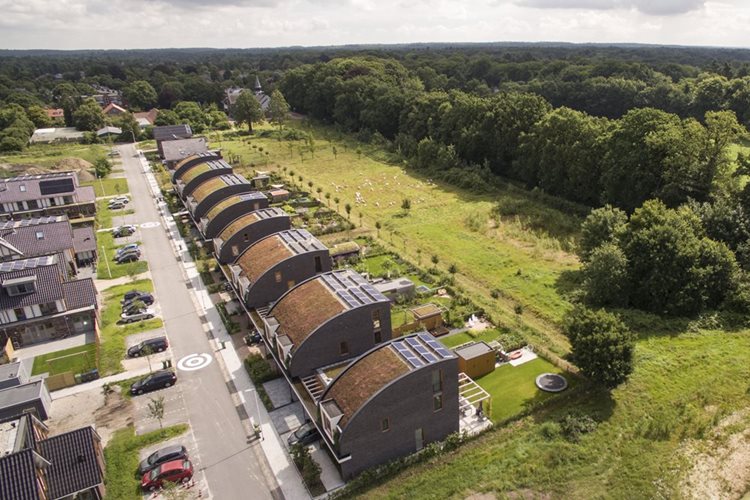 Woningen in Driebergen met rond prefab dak en dakkapellen van Emergo