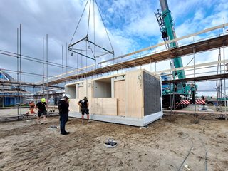 Start van de bouw van 12 modulaire woningen in Bergschenhoek