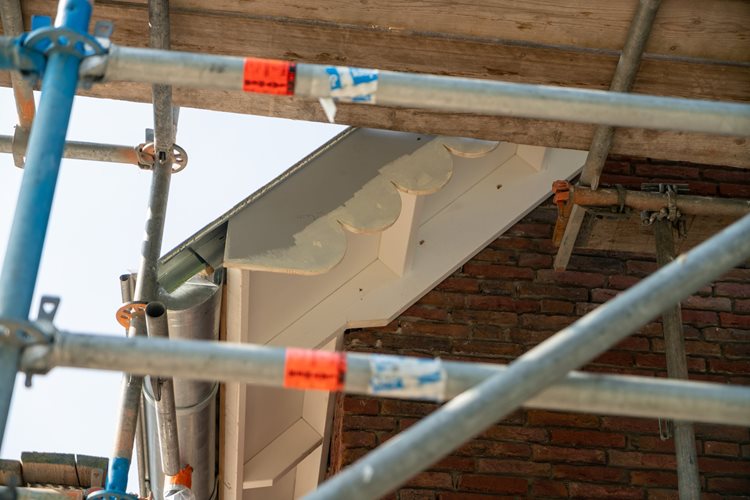 Afgewerkt Emergo Prefab dak in Leusden met dakgoot.