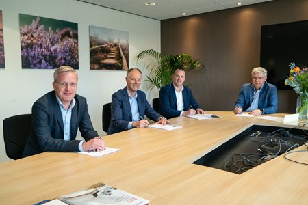Hendrik-Jan Weggeman, Eugene Janssen, Stefan van Duijnhoven en Koos Wessels ondertekenen namens Emergo, Klokgroep en Oosterpoort de samenwerkingsovereenkomst.