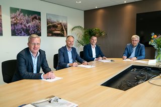 Hendrik-Jan Weggeman, Eugene Janssen, Stefan van Duijnhoven en Koos Wessels ondertekenen namens Emergo, Klokgroep en Oosterpoort de samenwerkingsovereenkomst.