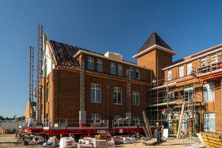 Prefab dakkapellen in het prefab dak van de Brede School in Weespersluis