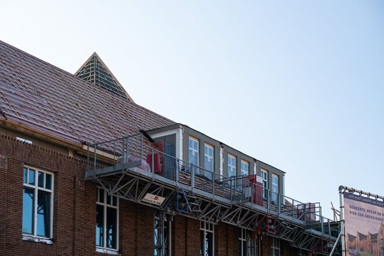 Foto van dakkapellen in het unieke dakconstructie in de Brede School in Weespresluis