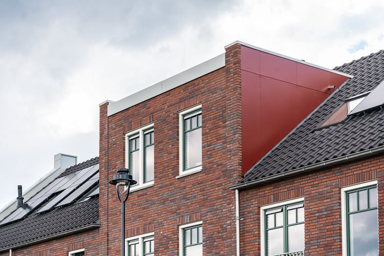 prefab Dak met dakraam en zonnepanelen in Noordwijkerhout in den Houte