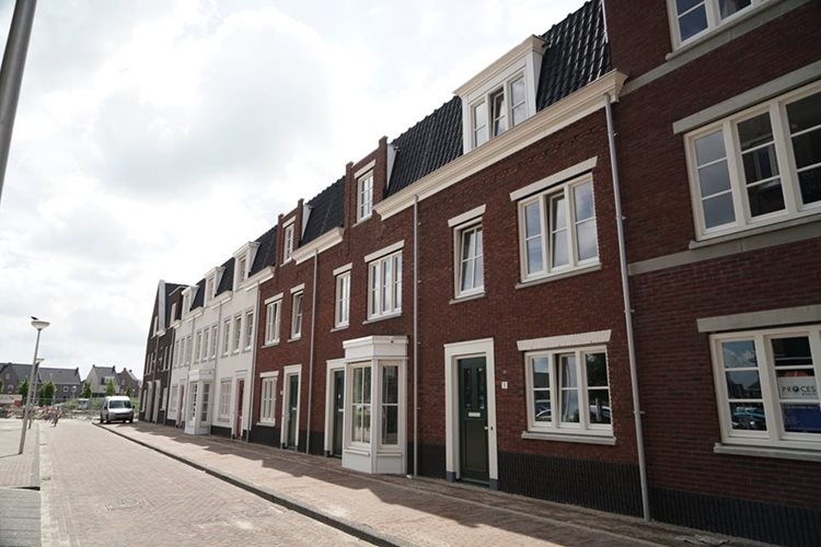 Rijtjeswoningen met prefab daken en dakkapellen in Hof van Vleuten