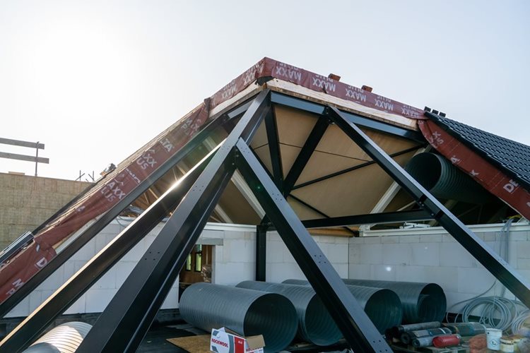 Het prefab dak met stalen dakconstructie van Brede School