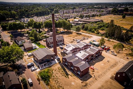 Foto vanuit de lucht van het hele project Saronix Doetinchem met prefab daken van Emergo