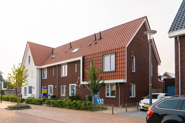 Prefab dak elementen op woning in Nijkerk