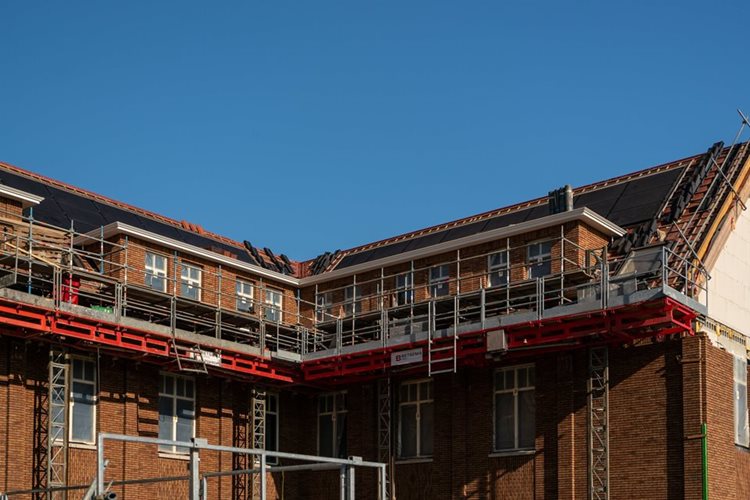 Mooie prefab dakkapellen met kilkeper in het prefab dak van de Brede School