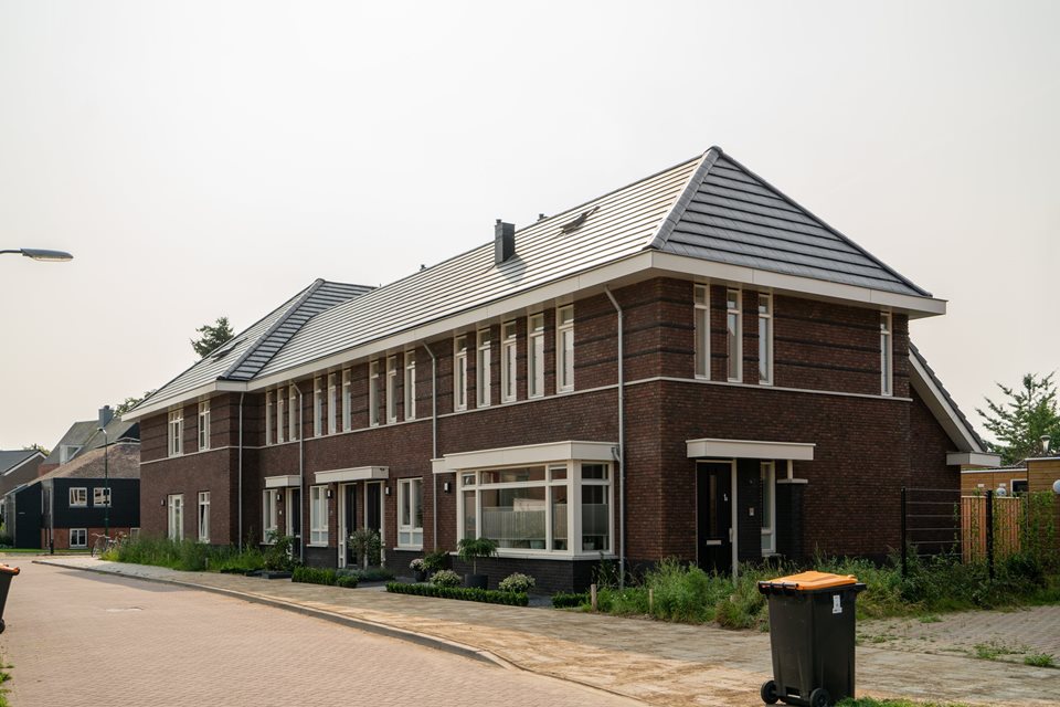 Prefab daken voor beneden- bovenwoningen in Cothen