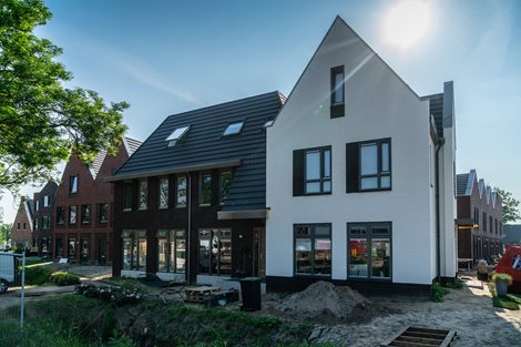 Nieuwbouwwoningen-in-waterdorp-met-prefab-daken