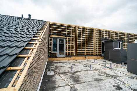 Montage van een prefab dak element in Almere De Stripmaker inclusief prefab schoorsteen.