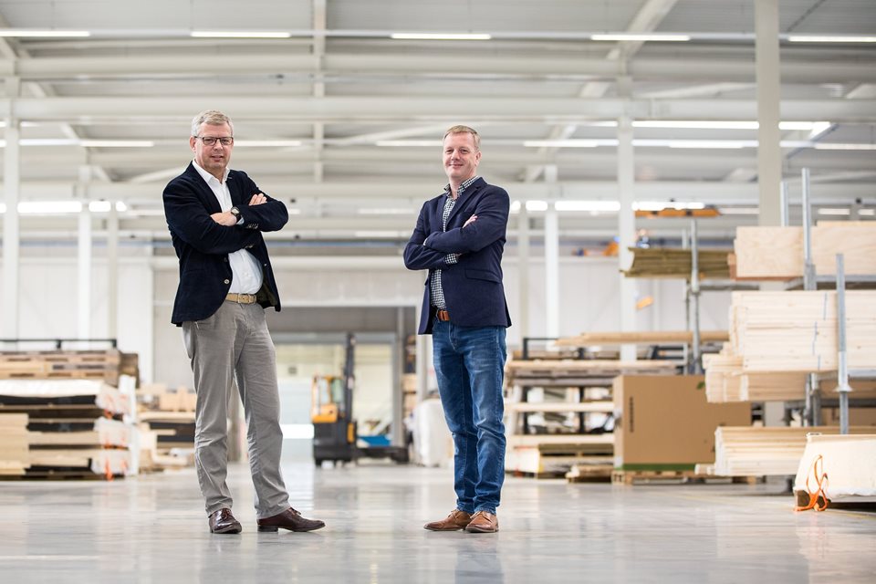 Koos Wessels en Hendrik-Jan Weggeman in de fabriek bij Emergo