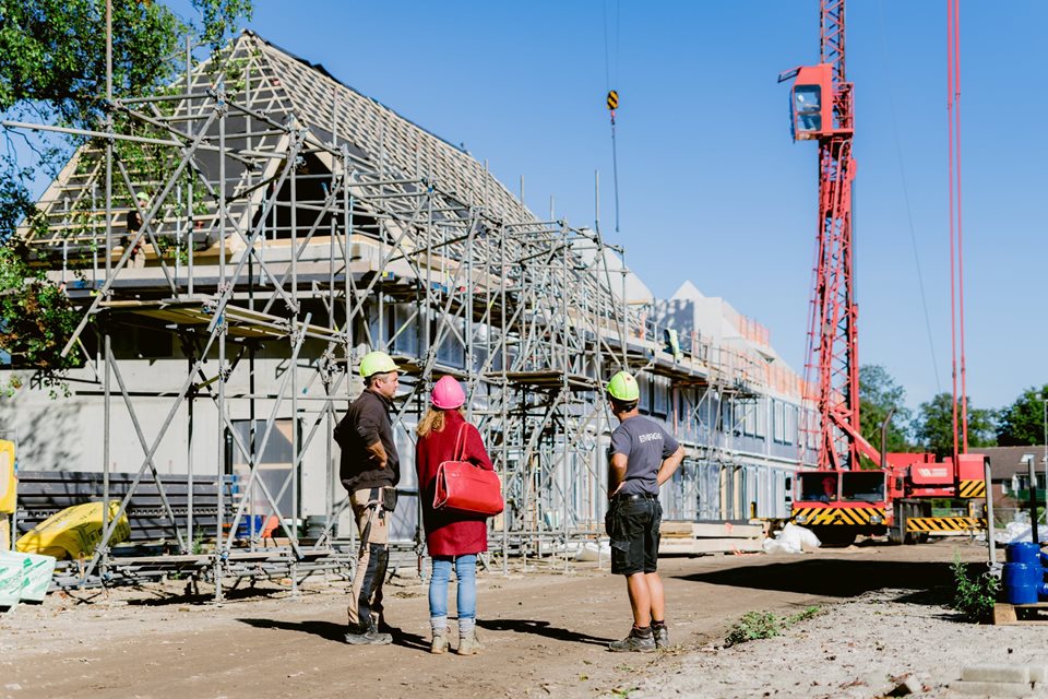 Emergo montage medewerkers overleggen over de montage